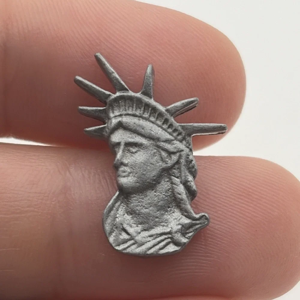 Vintage 1986 Statue Of Liberty Head Silver Tone USA 100 Years Lapel Hat Pin